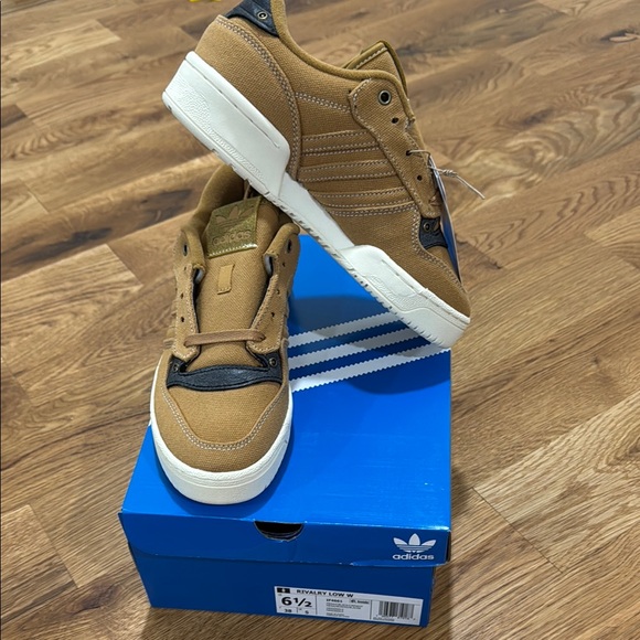 NWT Adidas Women’s Rivalry Low Sneakers - Size 6.5 - Picture 1 of 10